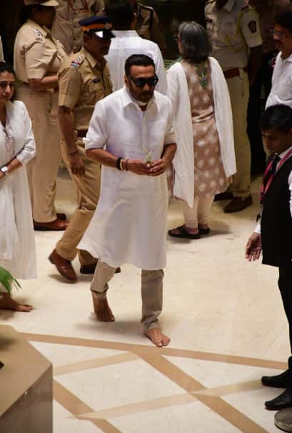 Asha Bhosle Funeral LIVE: पंचतत्व में विलीन हुईं आशा भोसले, दादी को खोने का गम बर्दाश्त नहीं कर पाईं पोती जनाई, रो-रोकर हुआ बुरा हाल