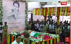 Asha Bhosle Funeral: सूरसम्राज्ञीला अखेरची मानवंदना; आशा भोसले अनंतात विलीन; पोलीस दलाकडून अखेरची सलामी