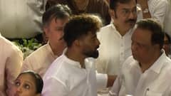 Asha Bhosle Mohammed Siraj : अश्रूंनी भरलेले डोळे अन्... सुरसम्राज्ञीला निरोप देताना मोहम्मद सिराज भावूक; पार्थिवासमोर जनाईसोबत हात जोडत भावासारखा उभा