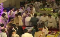 Asha Bhosle Funeral: सचिनच्या डोळ्यातून अश्रुधारा, आशा भोसलेंचं अंतिम दर्शन घेताना तब्बू जनाईला मिठी मारून रडली, Photos