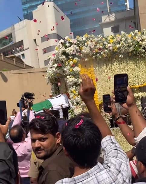 Asha Bhosle Funeral LIVE: पंचतत्व में विलीन हुईं आशा भोसले, दादी को खोने का गम बर्दाश्त नहीं कर पाईं पोती जनाई, रो-रोकर हुआ बुरा हाल