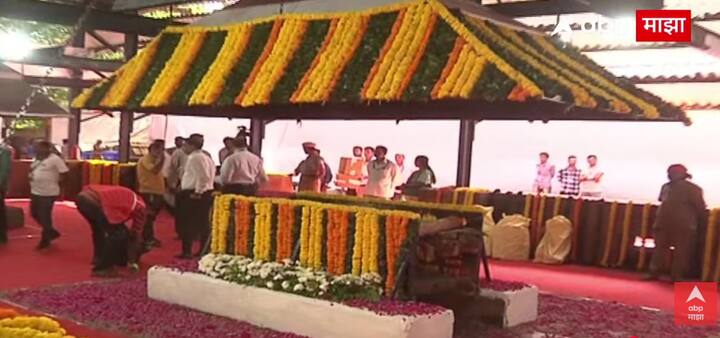 आशा भोसलेंच्या पार्थिवावर आज दुपारी 4 वाजता शिवाजी पार्क येथील स्मशानभूमीत शासकीय इतमामात अंत्यसंस्कार केले जाणार आहेत.