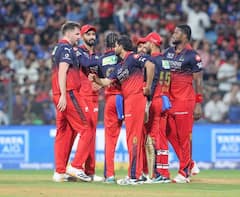 Virat Kohli Meet Sachin Tendulkar MI vs RCB IPL 2026: मिठी मारली, 'गुरु'ने शिष्याची पाठ थोपटली; सचिन तेंडुलकर आणि विराट कोहलीची भेट, PHOTO