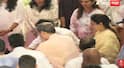 Asha Bhosle and Uddhav Thackeray: आशाताईंना शेवटचा निरोप द्यायला आवडता चाफ्याचा हार घेऊन पोहोचले, उद्धव ठाकरेंच्या डोळ्यांच्या कडा पाणावल्या, हळूच चष्मा बाजूला सारुन डोळे पुसले