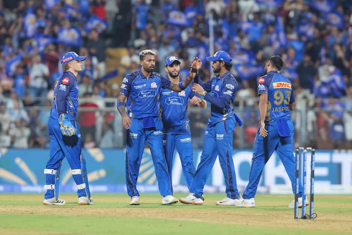 मुंबई आणि बंगळुरुच्या या सामन्यात रोहित शर्मा (Rohit Sharma) आणि विराट कोहलीकडे (Virat Kohli) सगळ्यांचं लक्ष लागलं होतं.