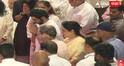 Asha Bhosle and Uddhav Thackeray: आशाताईंना शेवटचा निरोप द्यायला आवडता चाफ्याचा हार घेऊन पोहोचले, उद्धव ठाकरेंच्या डोळ्यांच्या कडा पाणावल्या, हळूच चष्मा बाजूला सारुन डोळे पुसले