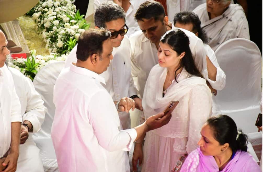 Asha Bhosle Funeral LIVE: पंचतत्व में विलीन हुईं आशा भोसले, दादी को खोने का गम बर्दाश्त नहीं कर पाईं पोती जनाई, रो-रोकर हुआ बुरा हाल