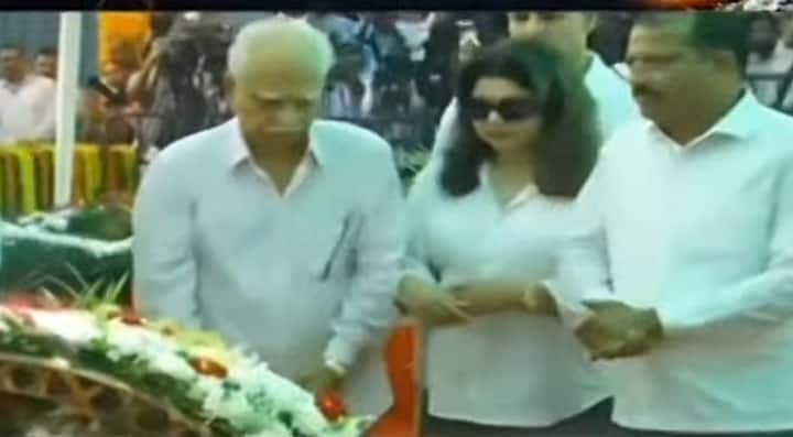 प्रसिद्ध दिग्दर्शक रमेश सिप्पी आणि अभिनेता विवेक ओबेरॉयनेही श्रध्दांजली वाहिली.