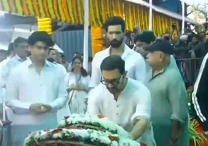 आमिर खानही आशा भोसले यांना श्रद्धांजली वाहण्यासाठी शिवाजी पार्क येथे उपस्थित होता.