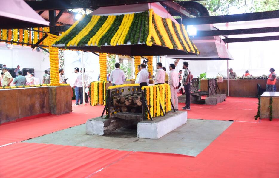 Asha Bhosle Funeral LIVE: पंचतत्व में विलीन हुईं आशा भोसले, दादी को खोने का गम बर्दाश्त नहीं कर पाईं पोती जनाई, रो-रोकर हुआ बुरा हाल