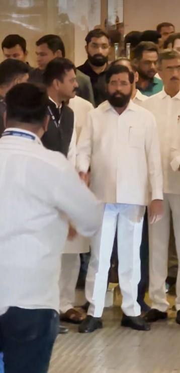 Asha Bhosle Funeral LIVE: पंचतत्व में विलीन हुईं आशा भोसले, दादी को खोने का गम बर्दाश्त नहीं कर पाईं पोती जनाई, रो-रोकर हुआ बुरा हाल