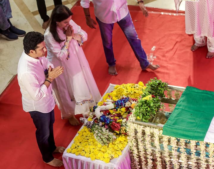 এদিন আশা ভোঁসলেকে শেষ শ্রদ্ধা জানাতে এসে, চোখে জল ২২ গজের কিংবদন্তির। সচিন তেণ্ডুরকর। আশা ভোঁসলেকে মায়ের মতোই ভালবাসতেন তিনি। এদিন আশা ভোঁসলেকে শেষবারের মতো শ্রদ্ধা জানাতে এসেছিলেন অঞ্জলি তেণ্ডুরকর ও সচিন। কিংবদন্তি ক্রিকেটারের চোখে জল।