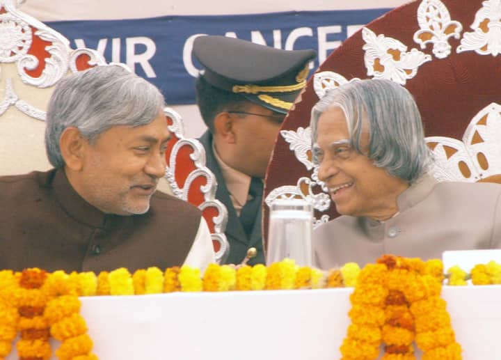 30 दिसंबर, 2005 को पटना में एक कार्यक्रम के दौरान एपीजे अब्दुल कलाम आए थे. मुख्यमंत्री नीतीश कुमार के साथ यह तस्वीर उसी समय की है.
