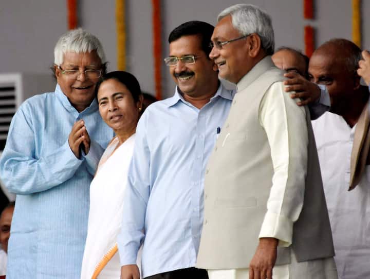 यह तस्वीर 2015 की है. इसमें लालू यादव, ममता बनर्जी और अरविंद केजरीवाल के साथ नीतीश कुमार नजर आ रहे हैं.