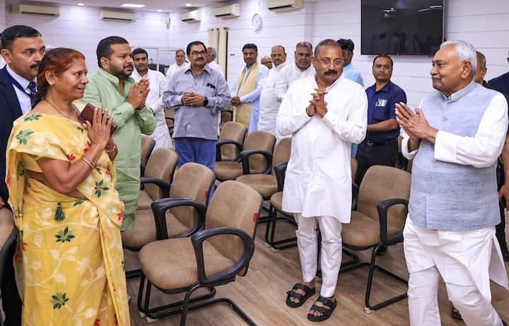यह तस्वीर इसी साल (2026) की है. नीतीश कुमार ने राज्यसभा जाने का फैसला किया तो उन्होंने पार्टी के नेताओं के साथ बैठक की. अपनी बातों को बताया और कहा कि उनका निर्णय है और वे राज्यसभा जाना चाहते हैं.