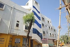 Buldhana : प्रशासनाचा तमाशा! मेहकर कृषी कार्यालयाचे लिफ्ट बंद, 75 वर्षांच्या आजीची 100 पायऱ्यांवरची जीवघेणी चढ