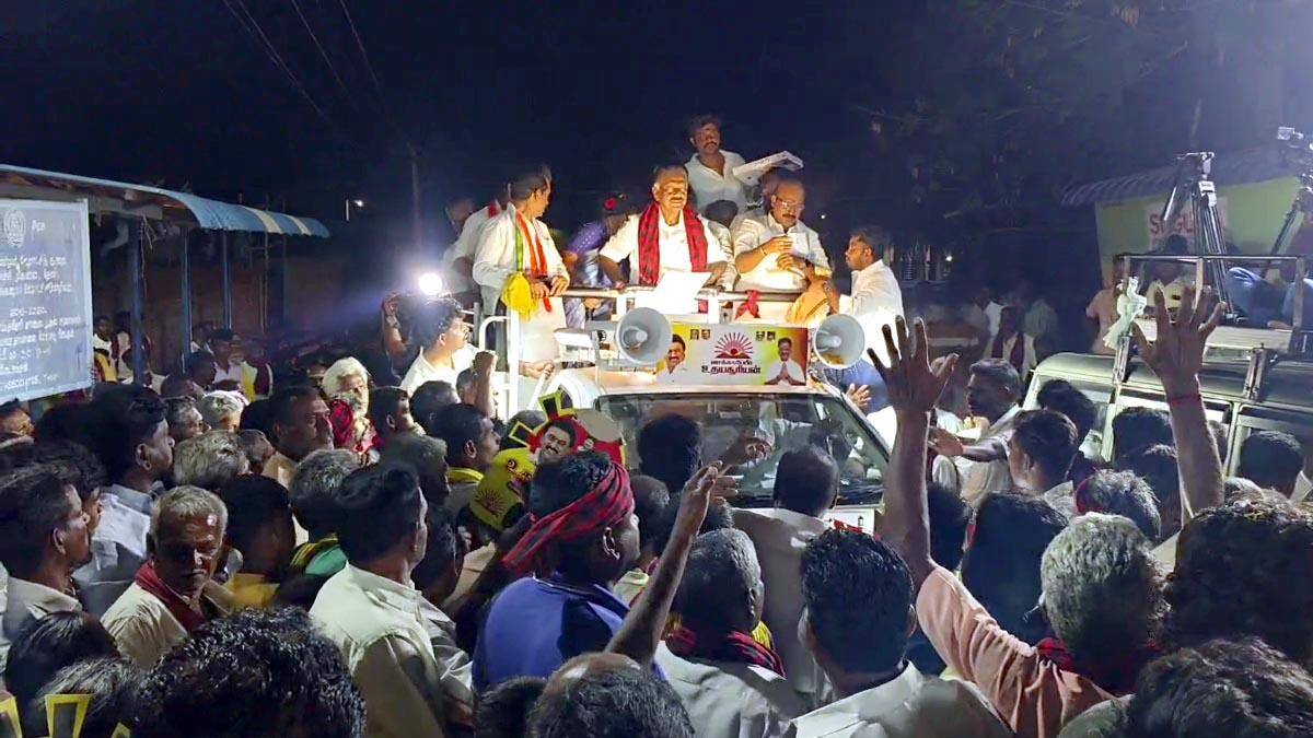 OPS பிரச்சாரம் வைரல்: “EPS பற்றி பேசுங்கள்” – கிராம மக்களின் கோரிக்கை, கடும் பதில்!