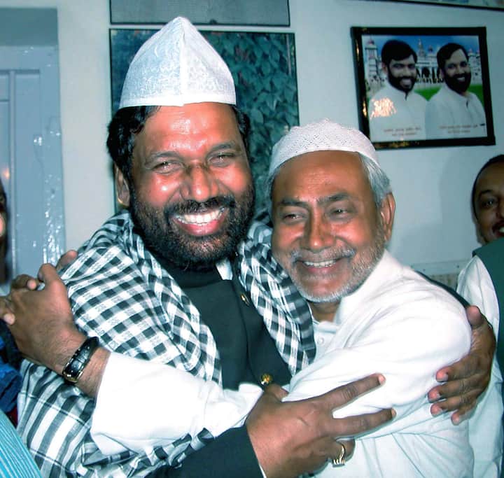 लोक जनशक्ति पार्टी के संस्थापक रामविलास पासवान के साथ नीतीश कुमार की ये तस्वीर 2004 की है. पटना में इफ्तार पार्टी के दौरान यह फोटो ली गई थी.