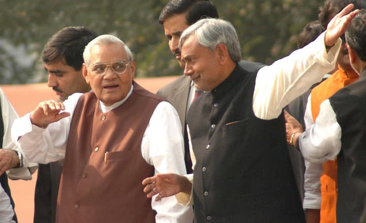 पूर्व प्रधानमंत्री अटल बिहारी वाजपेयी 24 नवंबर 2005 को पटना में एक कार्यक्रम के दौरान आए थे. उनके साथ बिहार के मुख्यमंत्री नीतीश कुमार की तस्वीर.
