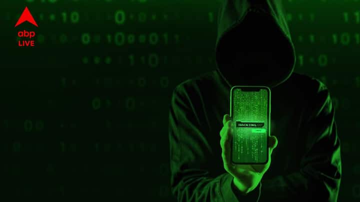 আপনি 'Linked Devices' অপশনটি দেখতে পাবেন। এই অপশনে গিয়ে আপনি দেখতে পারবেন কোন কোন ডিভাইসে আপনার WhatsApp লগ ইন আছে। আপনি কোনও সন্দেহজনক ডিভাইস লগ-ইন দেখতে পান, তবে সেটিতে ট্যাপ করুন।