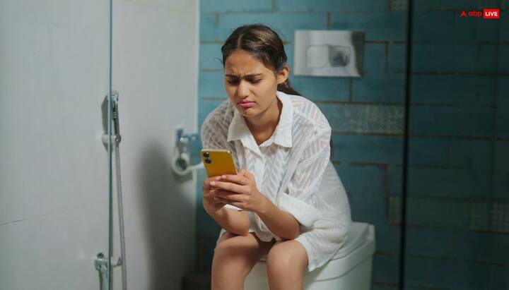 Gen Z एक पल के लिए भी अपने गैजेट से दूर नहीं रह पाते हैं लेकिन वास्तु एक्सपर्ट संजीत कुमार मिश्रा के अनुसार टॉयलेट में अगर आप मोबाइल ले जा रहे हैं तो राहु आपकी जीवन में जहर घोल सकता है. ऐसा करना राहु दोष का बड़ा कारण माना जाता है.