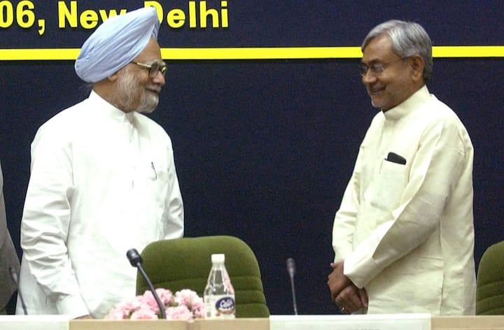 यह तस्वीर 13 अप्रैल, 2006 की है. नई दिल्ली में नक्सल प्रभावित राज्यों के मुख्यमंत्रियों की स्थाई समिति की बैठक हुई थी. उस वक्त मनमोहन सिंह प्रधानमंत्री थे.