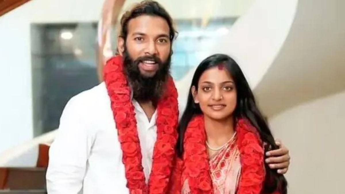 Kumbh Mela Monalisa : కుంభమేళా మోనాలిసా మిస్సింగ్ - భర్త సెల్ఫీ వీడియో వైరల్... పేరెంట్స్ తీవ్ర ఆరోపణలు