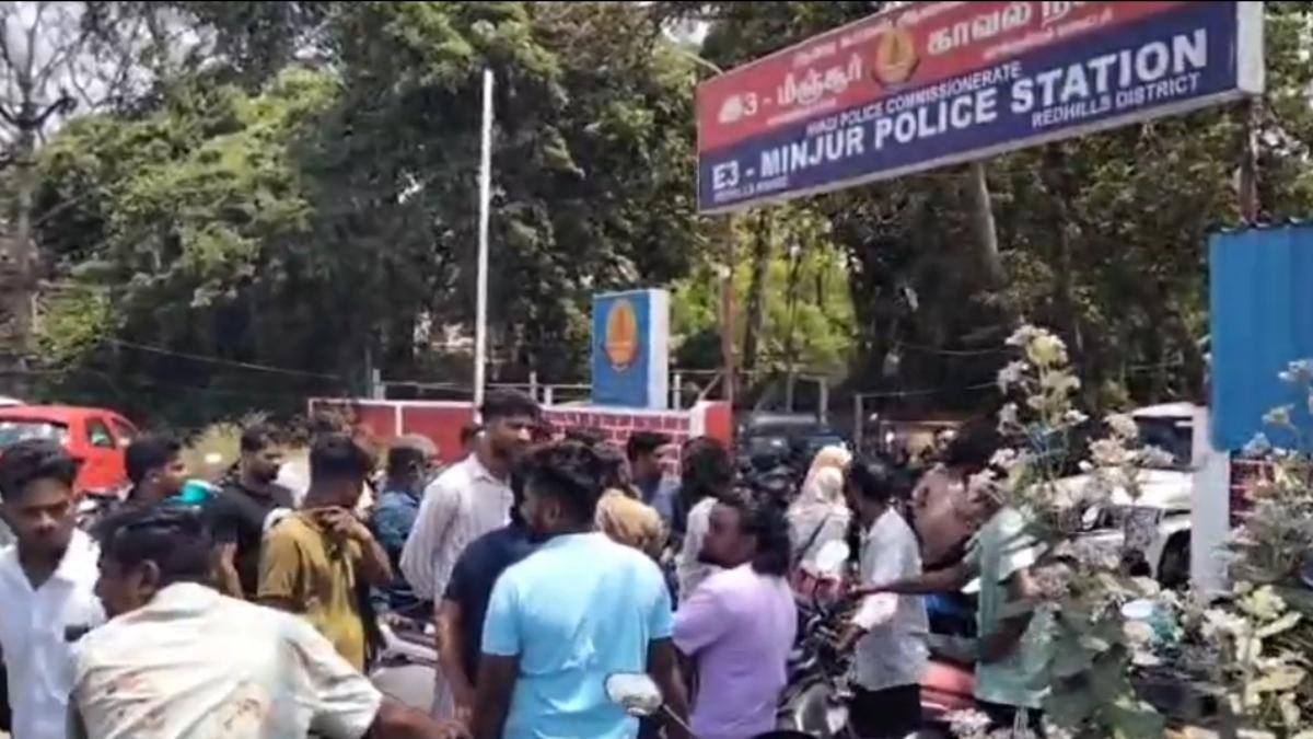 மீஞ்சூரில் பயங்கரம்! வீட்டில் படித்துக்கொண்டிருந்த மாணவி மீது கஞ்சா கும்பல் கொடூர தாக்குதல் - நள்ளிரவில் நடந்தது என்ன?