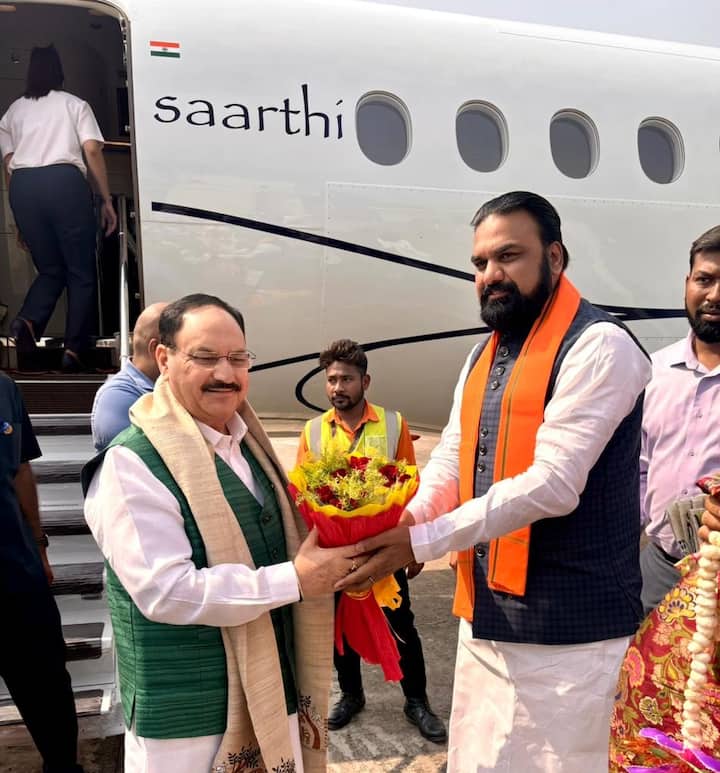 बीजेपी का जब पहला मुख्यमंत्री बिहार में बना है तो इस मौके पर पार्टी के कई वरिष्ठ नेता भी मौजूद रहे. इस तस्वीर में जेपी नड्डा दिख रहे हैं. सम्राट चौधरी ने जेपी नड्डा का स्वागत किया.