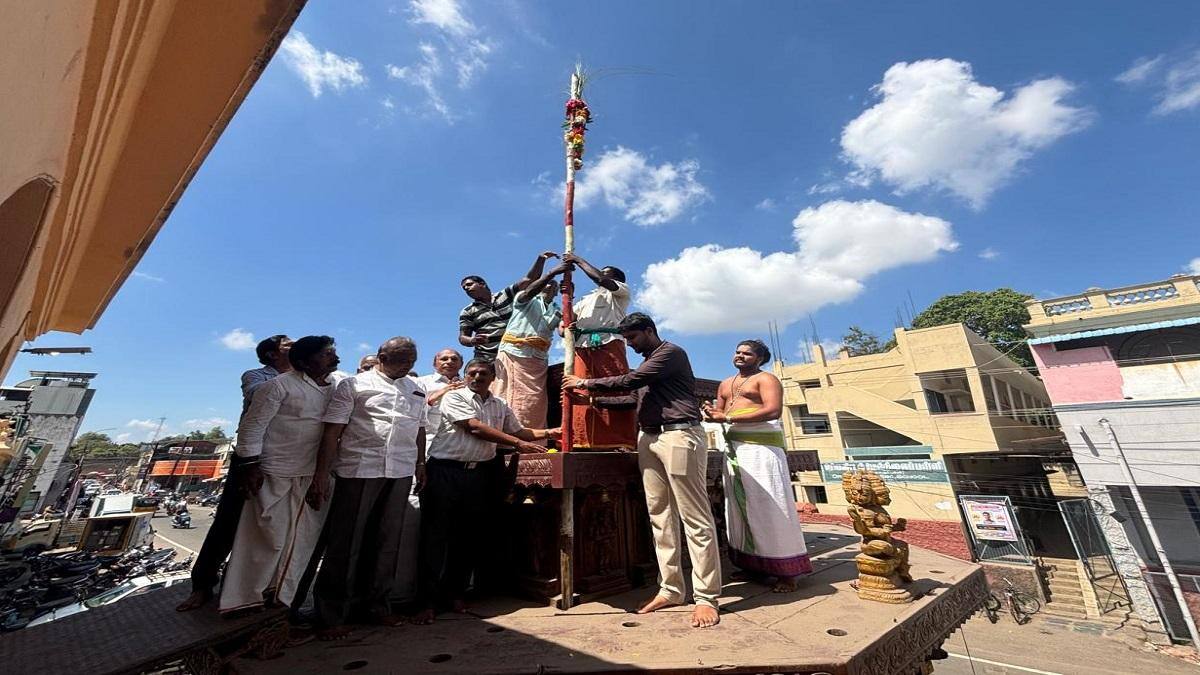 தஞ்சாவூர் பெரிய கோயில் தேரோட்டத்தை முன்னிட்டு தேருக்கு பந்தக்கால் நடும் நிகழ்ச்சி