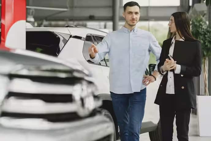 Car Buying Tips: જો તમે નવી કાર ખરીદવાનું વિચારી રહ્યા છો તો તમારે આ 10 આવશ્યક બાબતો જાણવી જોઈએ. આ ટિપ્સને અનુસરીને તમે ઘણું બચાવી શકો છો. નવી કાર ખરીદવી એ એક મોટો નિર્ણય છે કારણ કે તેમાં તમારા મહેનતના પૈસાનો સમાવેશ થાય છે. જો તમે વિચાર્યા વિના શોરૂમમાં જાઓ છો તો તમને વધુ પૈસા ખર્ચવા પડી શકે છે અને ખરાબ ડિલ મળી શકે છે. તેથી યોગ્ય કિંમતે સારી કાર ખરીદી શકો અને પછીથી પસ્તાવો થશે નહીં તેથી અગાઉથી યોગ્ય માહિતી એકત્રિત કરવી સમજદારીભર્યું છે.