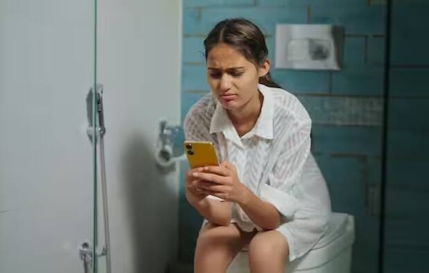 Gen Z એક ક્ષણ માટે પણ પોતાના ગેજેટ્સથી દૂર રહી શકતા નથી, પરંતુ વાસ્તુ નિષ્ણાત સંજીત કુમાર મિશ્રાના મતે, ટોઈલેટમાં મોબાઈલ ફોન લઈ જવાથી રાહુ તમને બરબાદ કરી શકે છે. આવું કરવાથી રાહુ દોષનું એક મુખ્ય કારણ માનવામાં આવે છે.