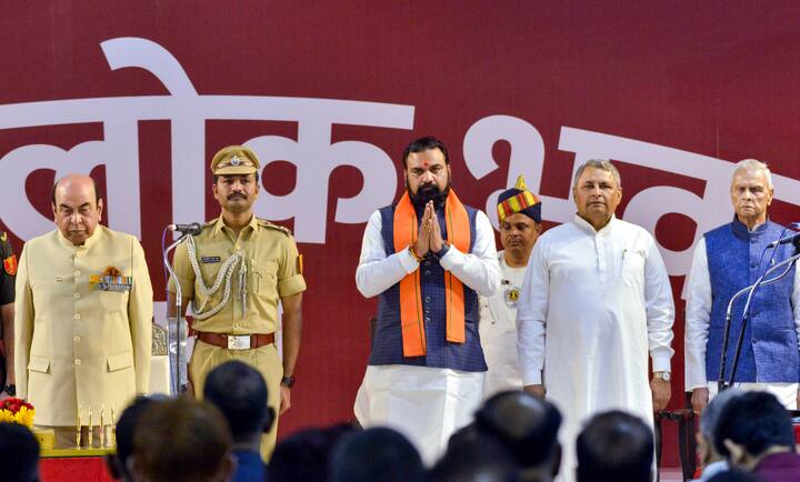 सम्राट चौधरी ने सीएम पद की शपथ ली. वहीं तस्वीर में सम्राट चौधरी के बगल में जेडीयू के दो वरिष्ठ नेता विजय चौधरी और बिजेंद्र यादव दिख रहे हैं. इन दोनों नेताओं ने डिप्टी सीएम के तौर पर शपथ ली है.
