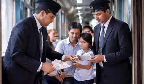 दोनों नौकरियों में सबसे बड़ा फर्क काम करने की जगह और समय का है. TTE को ट्रेन के साथ लगातार यात्रा करनी पड़ती है और उसकी ड्यूटी तय समय की नहीं होती. वहीं TC की ड्यूटी स्टेशन पर होती है और आमतौर पर 8 घंटे की शिफ्ट में काम करना होता है, जिससे उसकी लाइफ ज्यादा स्थिर रहती है.