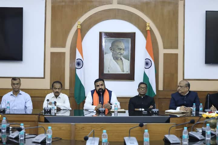 मुख्यमंत्री सम्राट चौधरी की यह तस्वीर मुख्य सचिवालय स्थित उनके कार्यालय कक्ष की है. शपथ लेने के बाद वे सभागार पहुंचे और राज्य के वरीय अधिकारियों के साथ एक बैठक की.