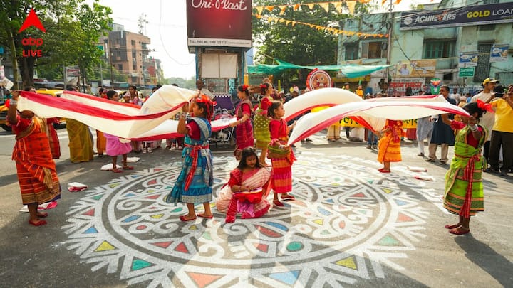 ছবি সূত্র- পিটিআই। আজ বুধবার ১৪৩৩ সালের প্রথম দিন, পয়লা বৈশাখে নতুন বছরকে স্বাগত জানাতে কলকাতার বিভিন্ন জায়গায় হয়েছে অনেক অনুষ্ঠান। নাচে, গানে মেতেছিলেন আট থেকে আশি।
