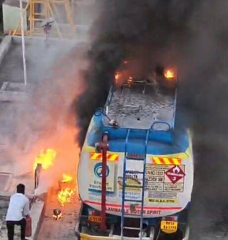 सायंकाळी पाऊने सहा वाजता अचानक डिझेलने भरलेल्या टँकरला आग लागली.