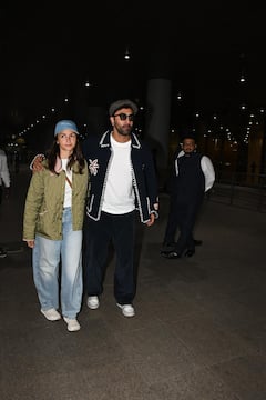 एनिवर्सरी सेलिब्रेशन के बाद पति Ranbir Kapoor के साथ हाथों में हाथ डाले एयरपोर्ट पर स्पॉट हुईं Alia Bhatt, कपल के लुक पर फिदा हुए फैंस