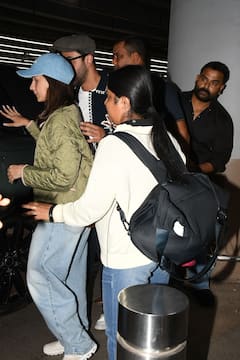 एनिवर्सरी सेलिब्रेशन के बाद पति Ranbir Kapoor के साथ हाथों में हाथ डाले एयरपोर्ट पर स्पॉट हुईं Alia Bhatt, कपल के लुक पर फिदा हुए फैंस