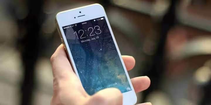 ১. ডেটা সেভার (Data Saver) মোড অন করুন ফোনের সেটিংসে গিয়ে 'Data Saver' ফিচারটি চালু করুন। এটি ব্যাকগ্রাউন্ডে চলা অ্যাপগুলোর ডেটা ব্যবহারের লাগাম টেনে ধরে। ফলে অপ্রয়োজনীয় ডেটা খরচ এক নিমেষেই বন্ধ হয়।