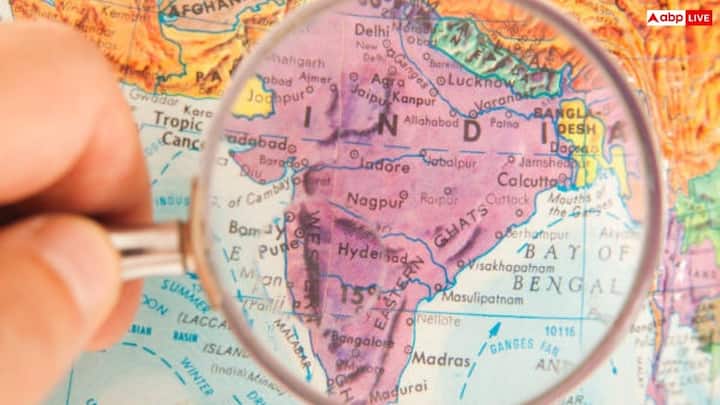 भारत की मौजूदा सीमाओं को मुख्य रूप से 1947 के बंटवारे के दौरान आकार दिया गया था. भारत और पाकिस्तान के बीच की सीमा सिरिल रैडक्लिफ ने खींची थी. इसे रैडक्लिफ रेखा के नाम से जाना जाता है. इस बंटवारे ने पंजाब और बंगाल जैसे क्षेत्रों को बांट दिया.