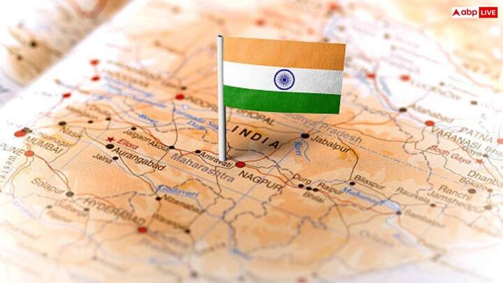 18 वीं सदी में जेम्स रेनेल ने लगभग 1782 में भारत का पहला विस्तृत और काफी हद तक सटीक नक्शा तैयार किया. ब्रिटिश प्रशासन के तहत काम करते हुए उनके प्रयासों के लिए उन्हें भारतीय भूगोल के जनक की उपाधि दी गई.