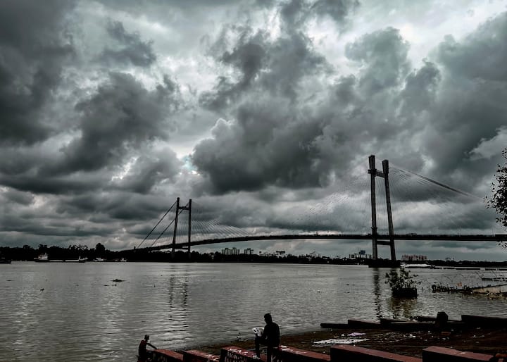পয়লা বৈশাখে তীব্র দাবদাহের পর এবার যেন একটি স্বস্তি। সকাল থেকে মেঘলা কলকাতার আকাশ। জেলায় জেলায় একই পরিস্থিতি। কালো মেঘে সকালেই অন্ধকার ঘনাল শহরের আকাশে।