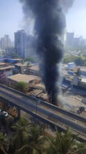 Fire Near Goregaon Bangur Nagar Metro: गोरेगावमधील बांगुर नगरजवळील झोपडपट्टीमध्ये भीषण आग; हादरवणारे PHOTO