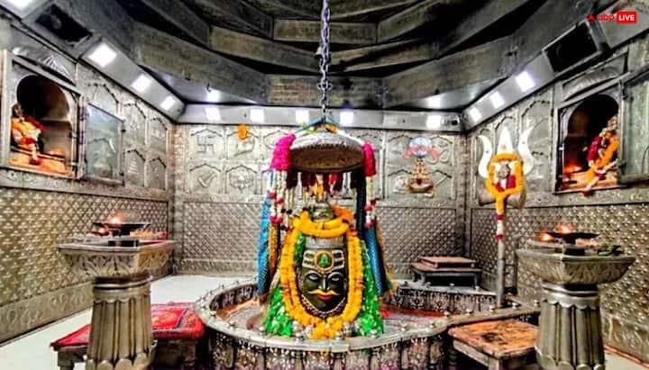 https://www.shrimahakaleshwar.mp.gov.in/ महाकाल में भस्म आरती की के लिए इस आधिकारिक साइट पर तत्काल बुकिंग कर सकते हैं. तत्काल बुकिंग के लिए सिर्फ 300 दर्शनर्थियो के लिए अनुमति होगी