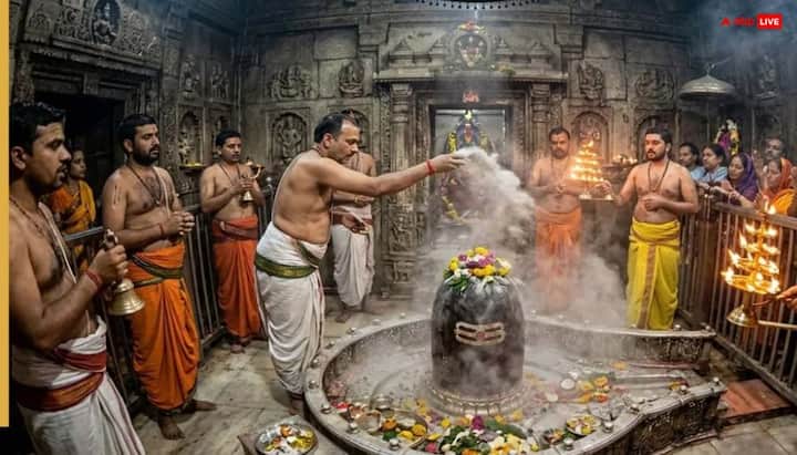 महाकालेश्वर मंदिर की प्रसिद्ध भस्म आरती में अब तक मिलने वाली नि:शुल्क ऑफलाइन परमिशन पूरी तरह बंद कर दी गई है और भस्म आरती में शामिल होने के लिए श्रद्धालुओं को अब ऑनलाइन बुकिंग करानी होगी ऑनलाइन बुकिंग के लिए भक्तों को 200 रुपए प्रति व्यक्ति शुक्ल देना होगा.