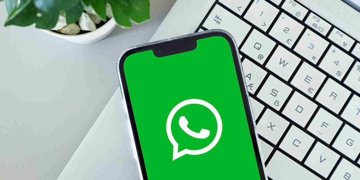 अब Link a device पर क्लिक करें और दूसरे फोन में दिख रहे QR कोड को स्कैन करें. कुछ ही समय में आपके चैट्स दोनों फोन में दिखने लगेंगे और आपका अकाउंट दोनों डिवाइस पर एक्टिव हो जाएगा.