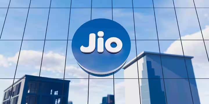 ২. এয়ারটেল (Airtel) এয়ারটেলের সবচেয়ে সস্তার প্ল্যানটি শুরু হচ্ছে ১৯৯ টাকা থেকে। বৈধতা: ২৮ দিন। সুবিধা: আনলিমিটেড কলিং এবং প্রতিদিন ১০০টি করে SMS। ডেটা: মোট ২জিবি ডেটা। বিশেষত্ব: এই প্ল্যানে গ্রাহকরা কিছু প্রিমিয়াম সার্ভিস এবং অ্যাপ ব্যবহারের সুবিধা পান। তবে ডেটা ফুরিয়ে গেলে অতিরিক্ত চার্জ প্রযোজ্য হতে পারে।