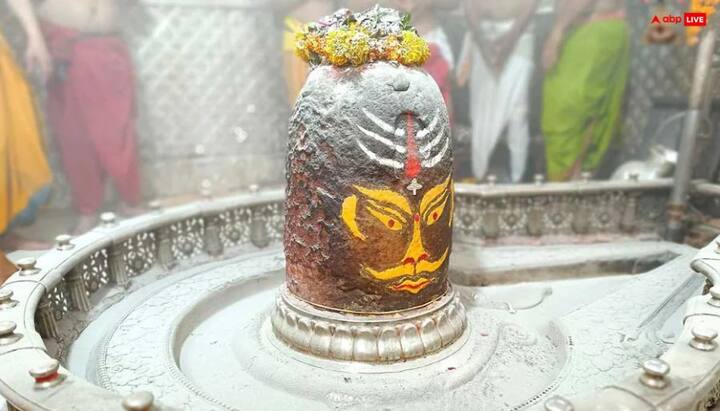 महाकाल भस्म आरती की बुकिंग मंदिर की आधिकारिक वेबसाइट पर जाकर करनी होगी. पहले 3 महीने पहले बुकिंग होती थी, अब इसे घटाकर 1 महीना कर दिया गया है. जून के लिए बुकिंग 1 मई सुबह 8 बजे से शुरू हो जाएगी.