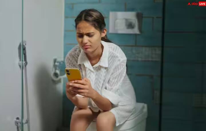 Gen Z ਇੱਕ ਪਲ ਲਈ ਵੀ ਆਪਣੇ ਗੈਜੇਟਸ ਤੋਂ ਦੂਰ ਨਹੀਂ ਰਹਿ ਸਕਦੇ, ਪਰ ਵਾਸਤੂ ਮਾਹਿਰ ਸੰਜੀਤ ਕੁਮਾਰ ਮਿਸ਼ਰਾ ਦੇ ਅਨੁਸਾਰ, ਆਪਣਾ ਮੋਬਾਈਲ ਫੋਨ ਟਾਇਲਟ ਵਿੱਚ ਲੈ ਜਾਣਾ ਤੁਹਾਡੀ ਜ਼ਿੰਦਗੀ ਨੂੰ ਜ਼ਹਿਰੀਲਾ ਬਣਾ ਸਕਦਾ ਹੈ। ਅਜਿਹਾ ਕਰਨਾ ਰਾਹੂ ਦੋਸ਼ ਦਾ ਇੱਕ ਵੱਡਾ ਕਾਰਨ ਮੰਨਿਆ ਜਾਂਦਾ ਹੈ।